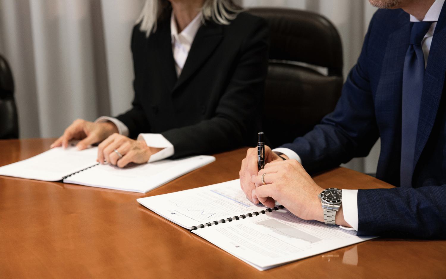 Firma di un contratto fotografata in studio