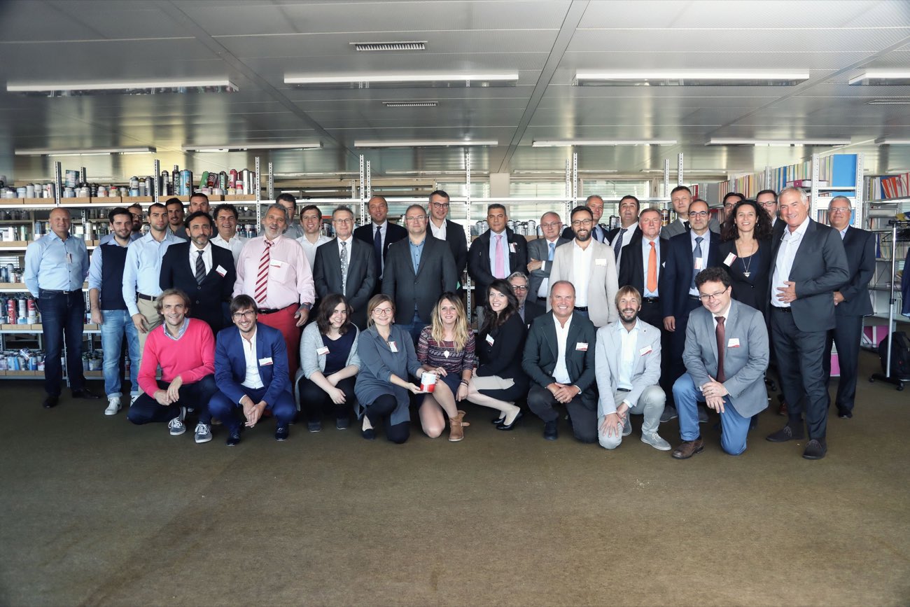 Foto di gruppo dei dipendenti di un'azienda