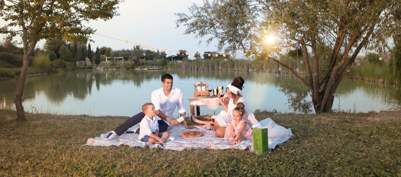 Scatto lifestyle di una famiglia al lago per una campagna pubblicitaria