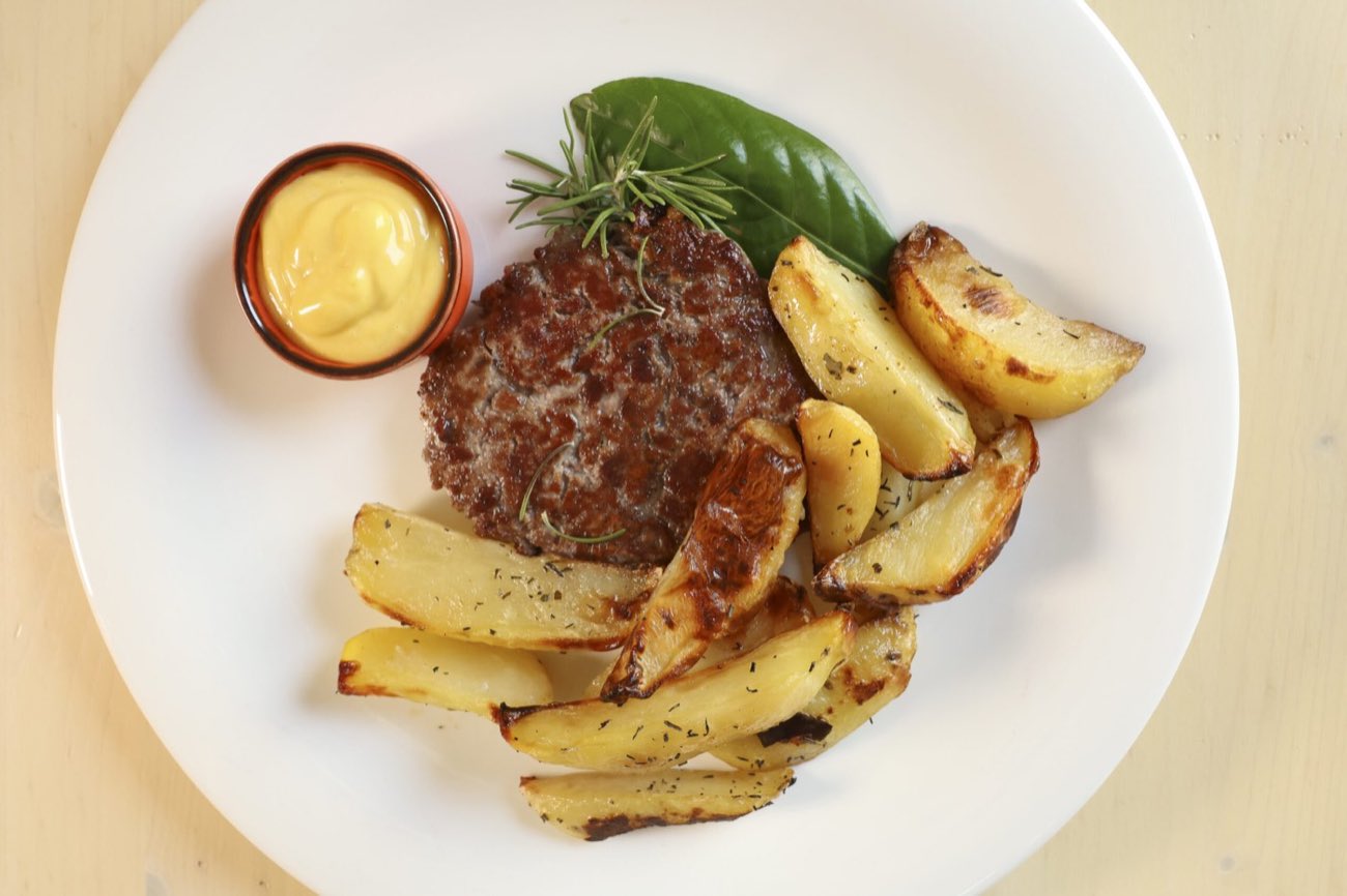Hamburger con patate fotografato da Miketing