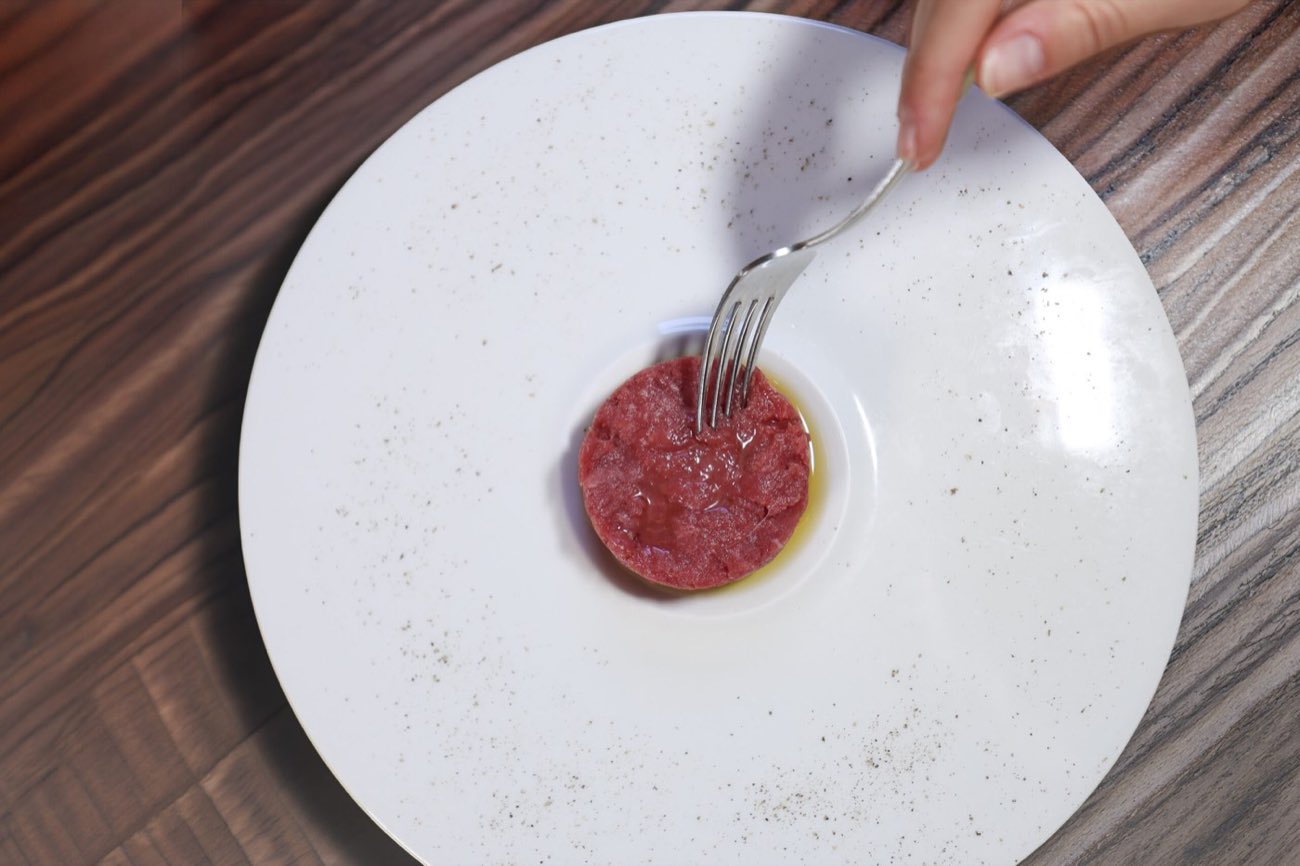 Tartare su piatto bianco fotografata da Miketing